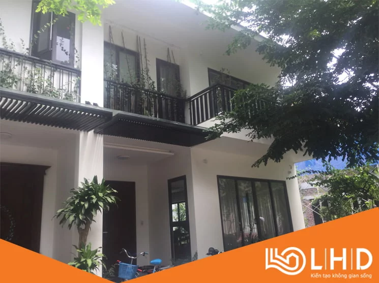 Thi công tại Mimosa - Ecopark - sử dụng nhôm màu nâu cửa đi mở quay kết hợp mở lùa