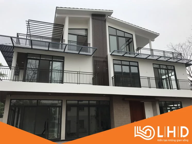Thi công hoàn thiện tại Marina Thủy Nguyên Ecopark - sử dụng nhôm màu nâu cafe kết hợp kính hộp cách âm cách nhiệt