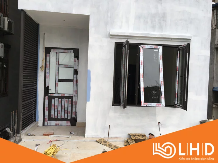 mẫu cửa nhôm chia đố kết hợp pano
